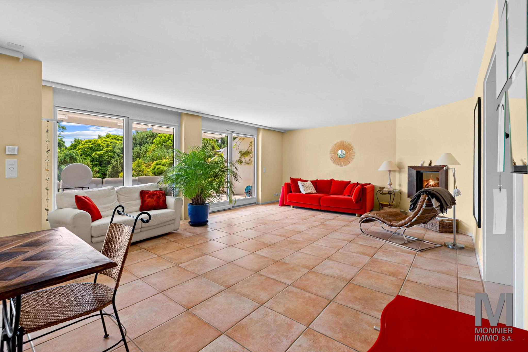 Heller Wohnraum mit Terrassenzugang und Kamin