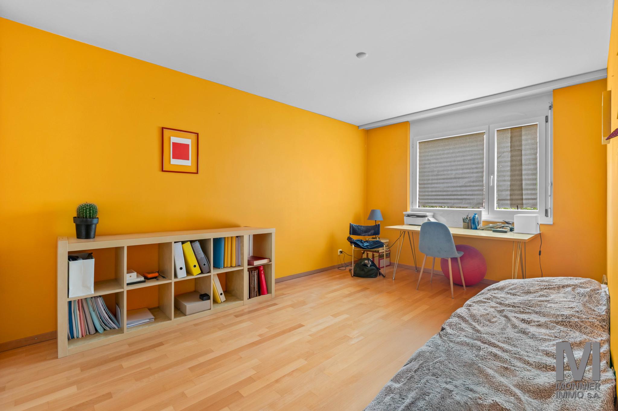 Buntes Schlafzimmer mit Arbeitsplatz