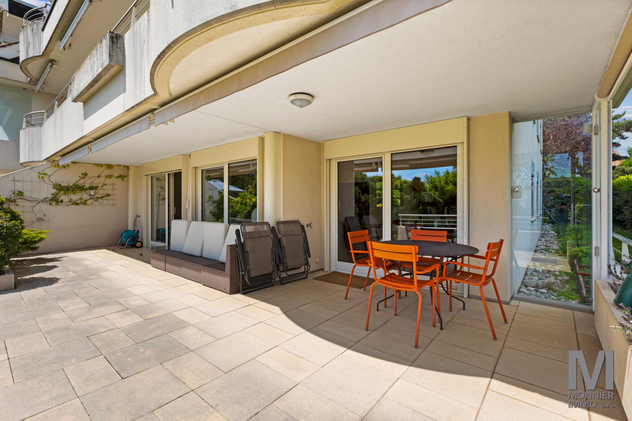 Große überdachte Terrasse mit Sitz- und Essbereich