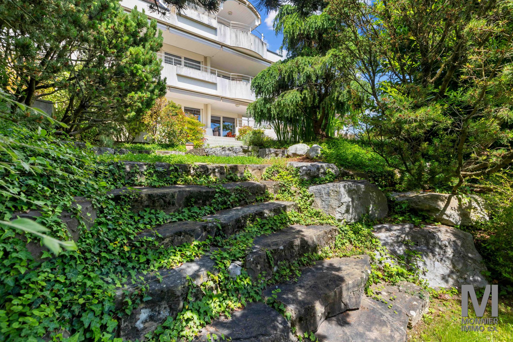 Terrassenansicht mit Garten und Wohngebäude