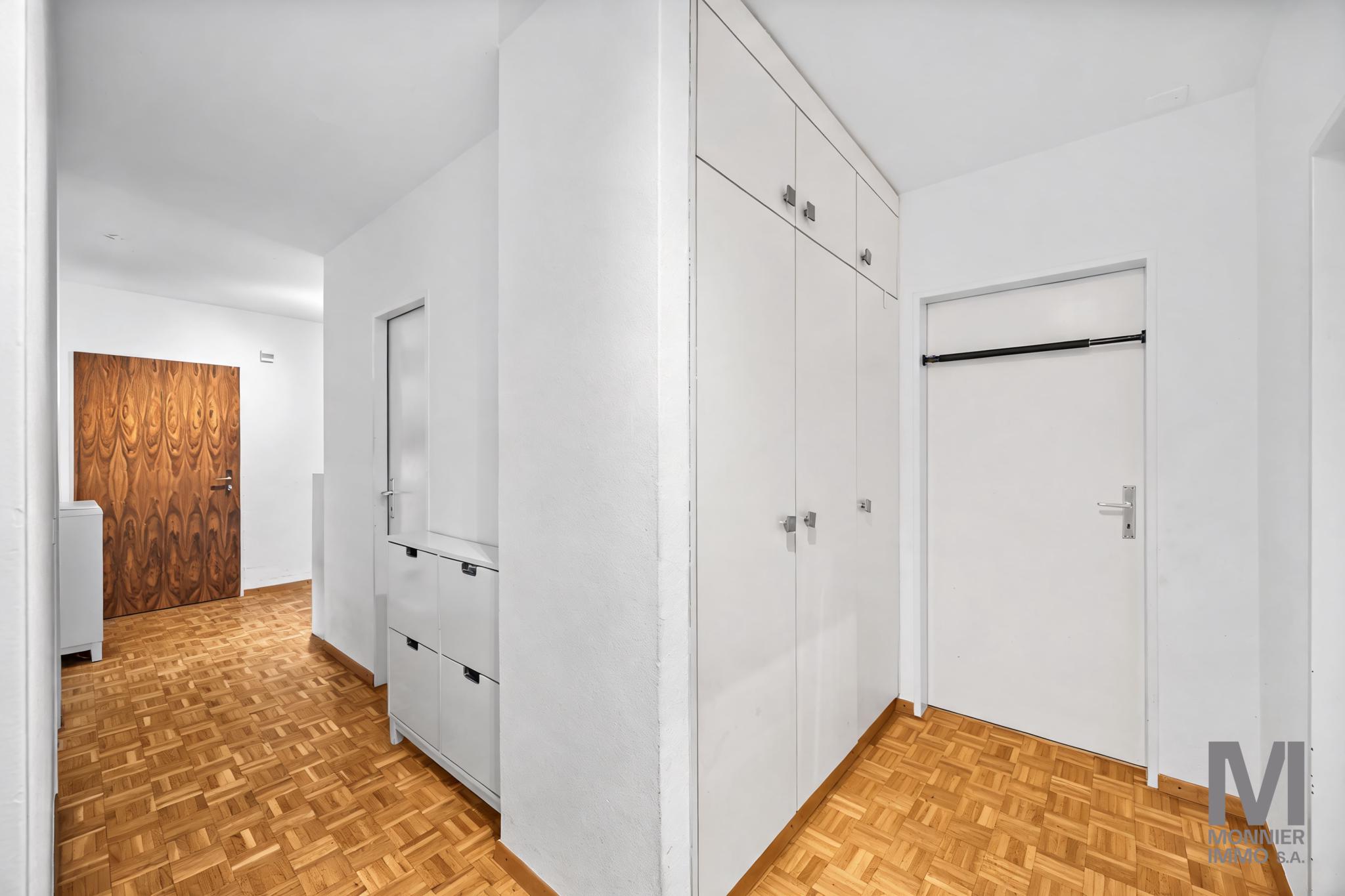 Heller Flur mit Einbauschrank und Holzmosaikboden