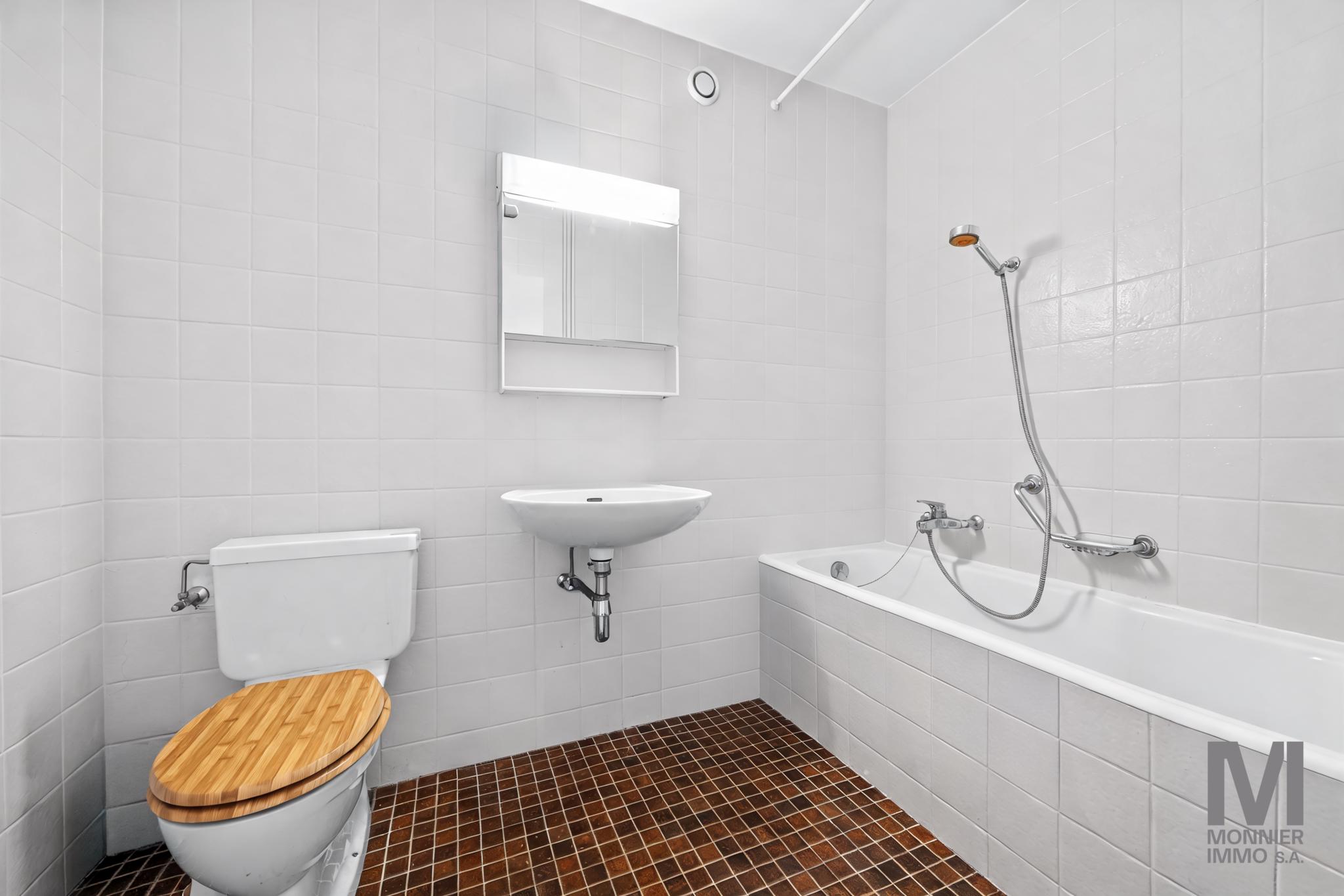 Badezimmer mit Wanne, WC und Waschbecken
