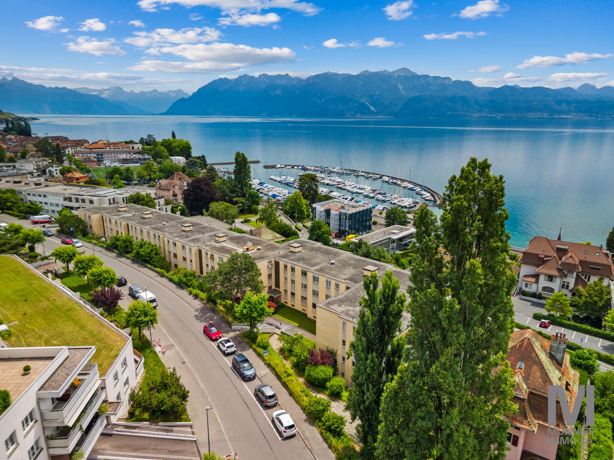 Seeblick auf Stadt, Hafen und Berge