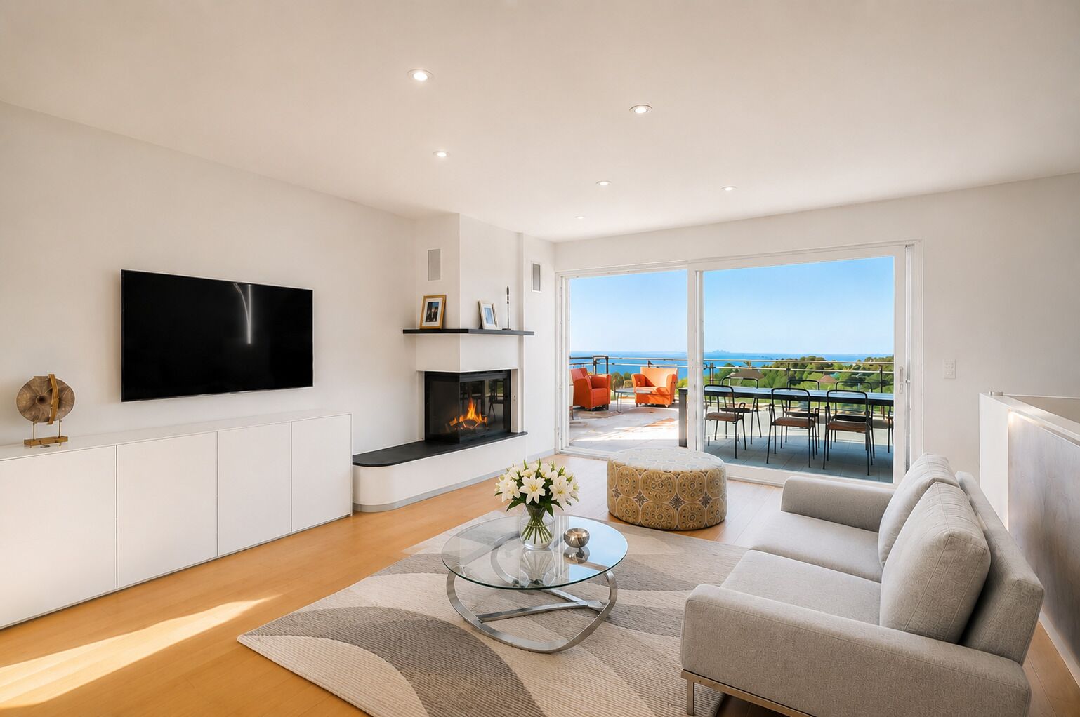 Modernes Wohnzimmer mit Meerblick
