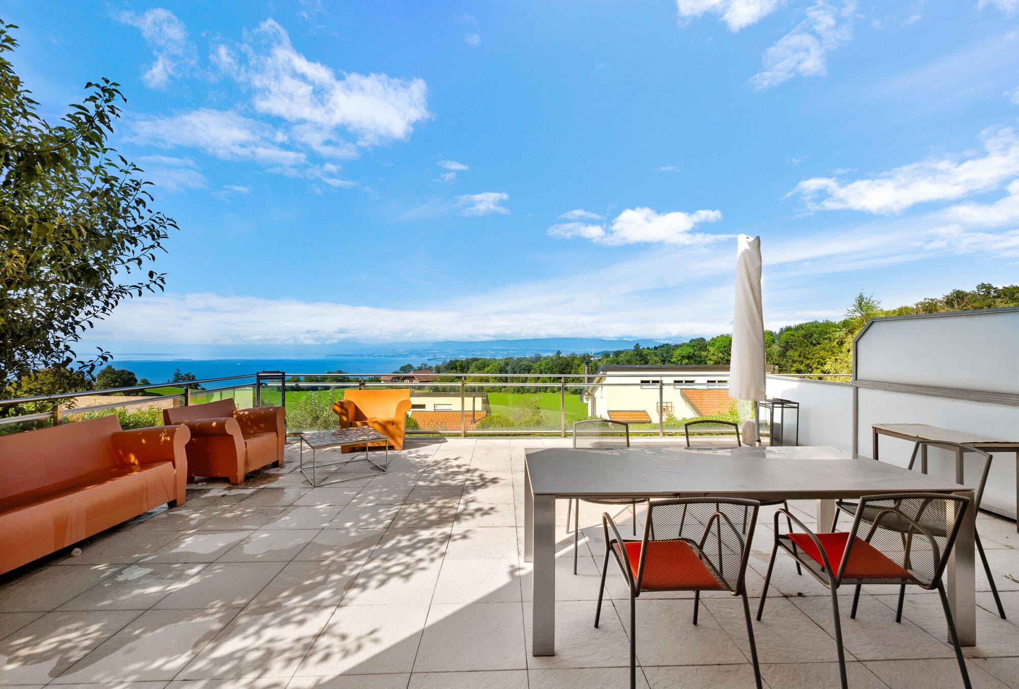 Große Terrasse mit Seeblick