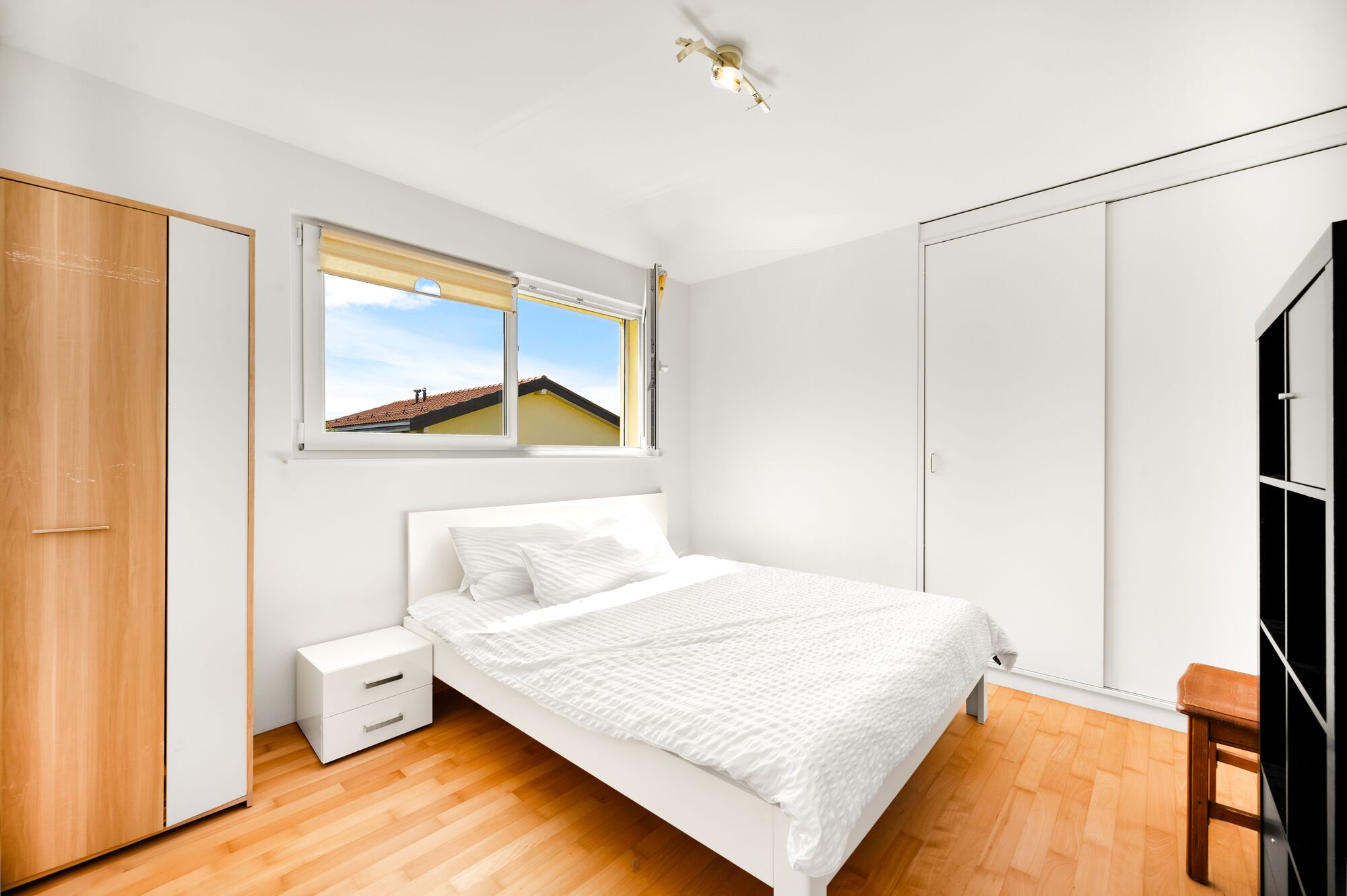 Helles Schlafzimmer mit weißer Möblierung