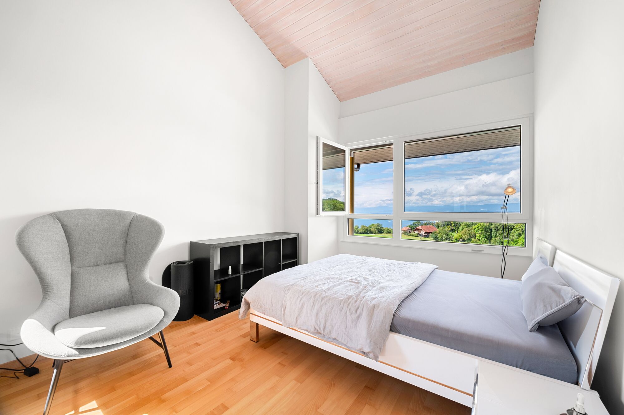 Helles Schlafzimmer mit Blick ins Grüne