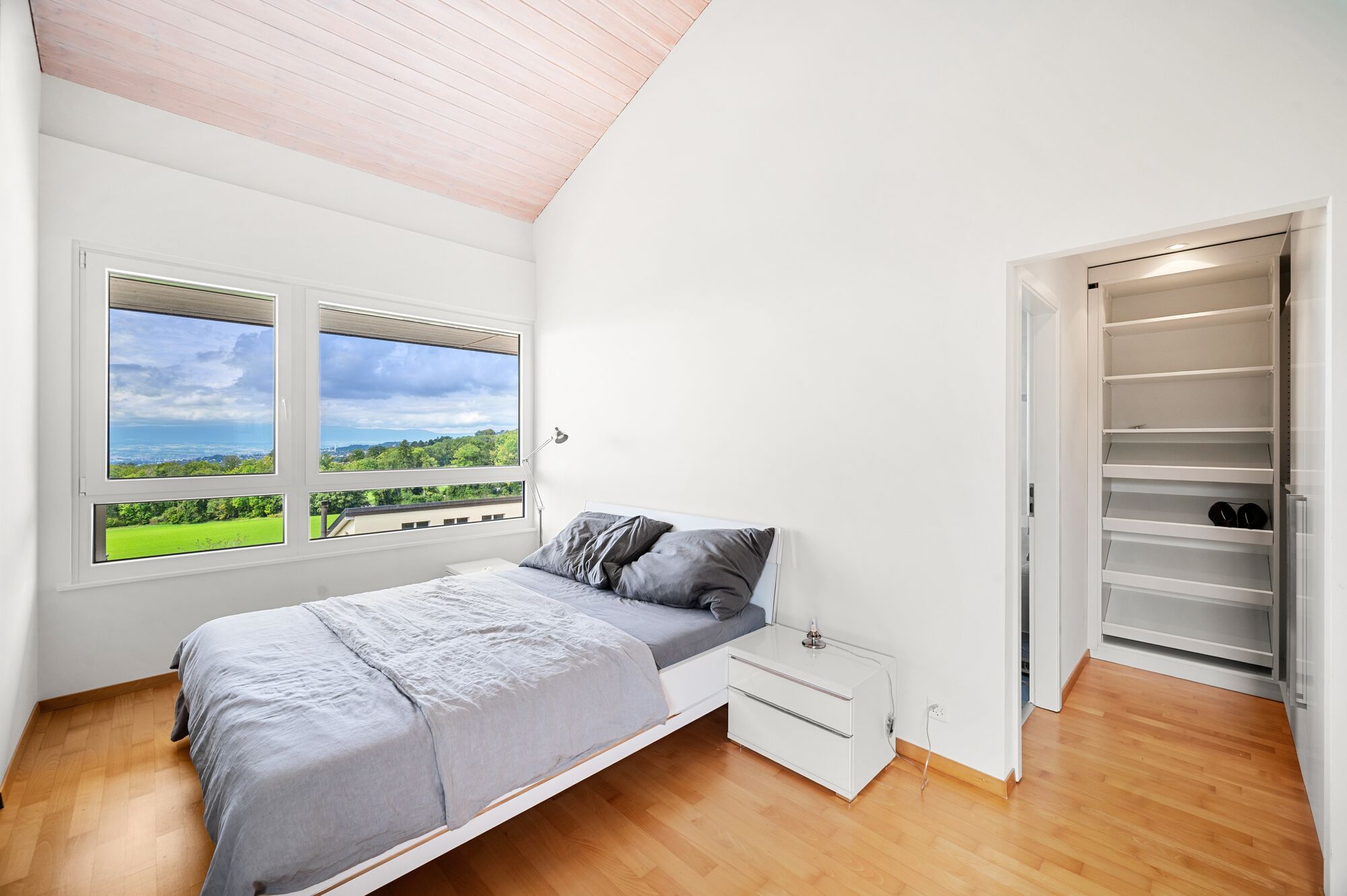 Helles Schlafzimmer mit Ausblick und Ankleide