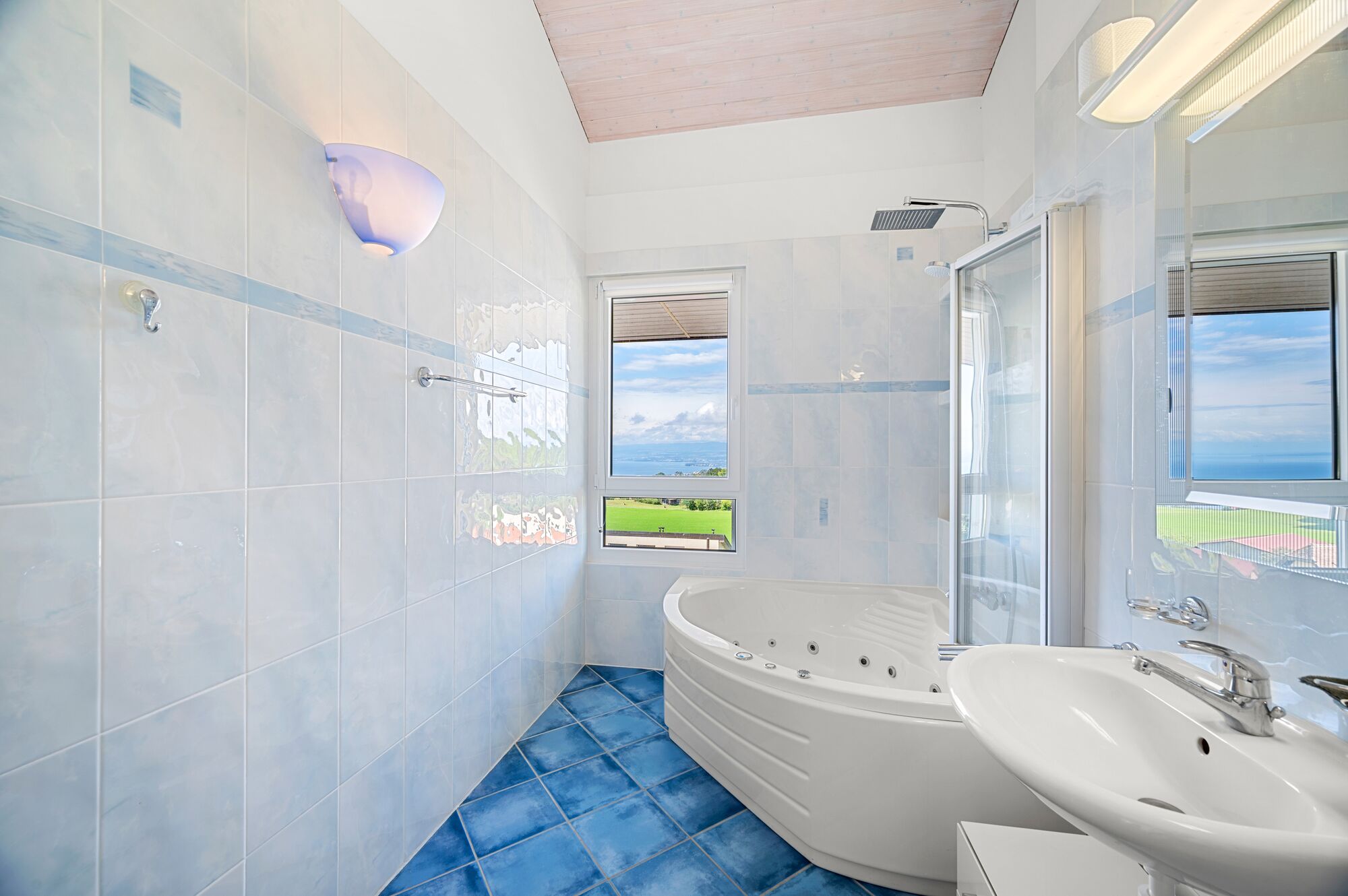 Helles Badezimmer mit Badewanne und Meerblick