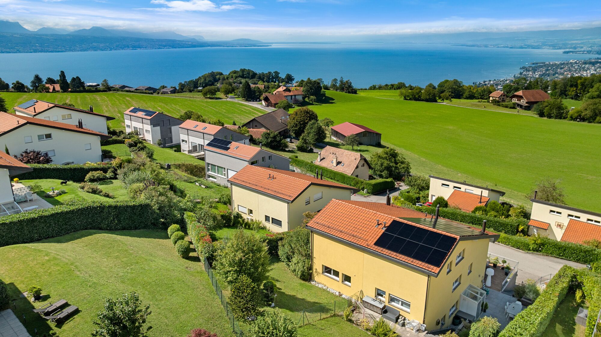 Luftaufnahme einer Wohnsiedlung am See