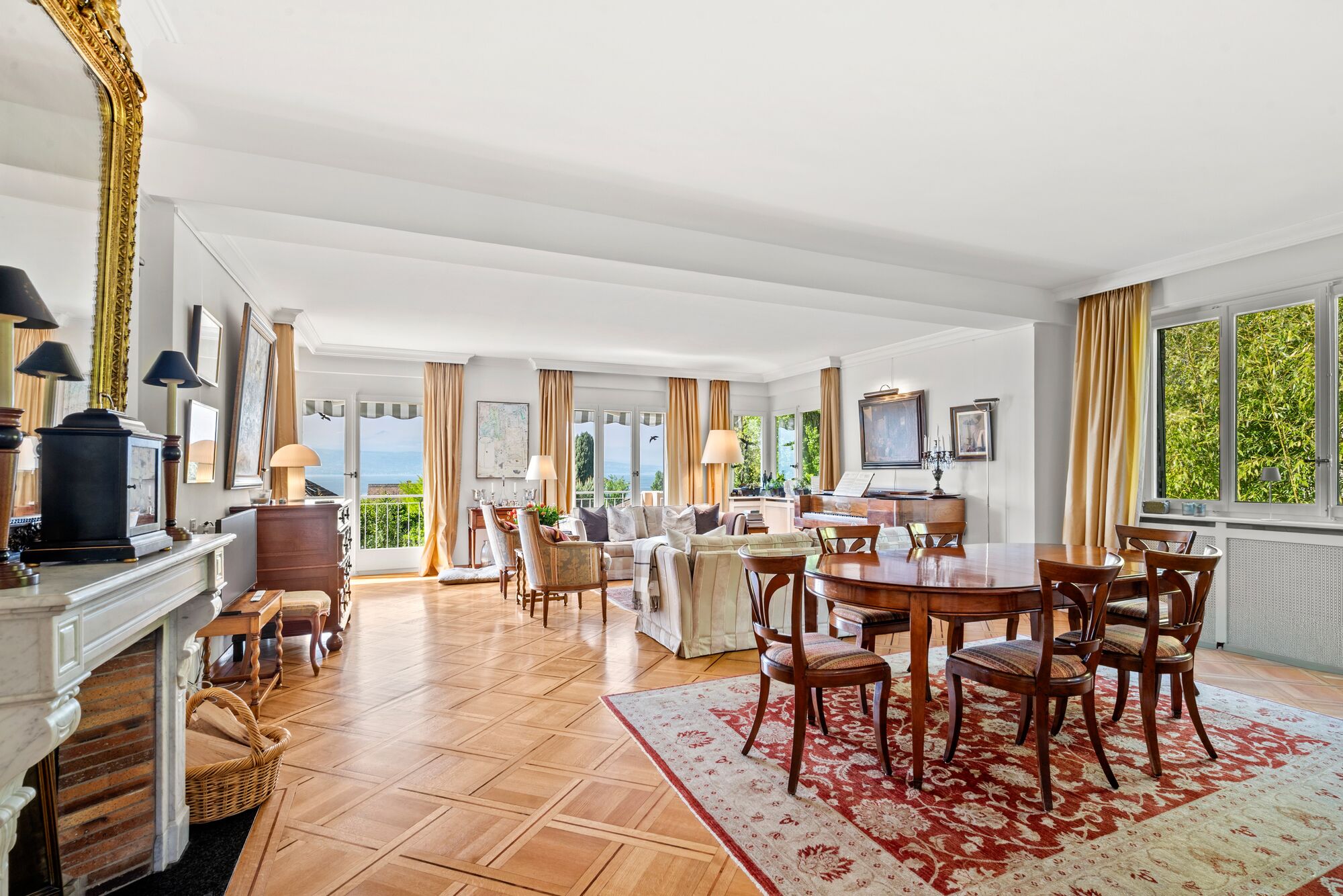 Großzügiges Wohnzimmer mit Essbereich und Meerblick