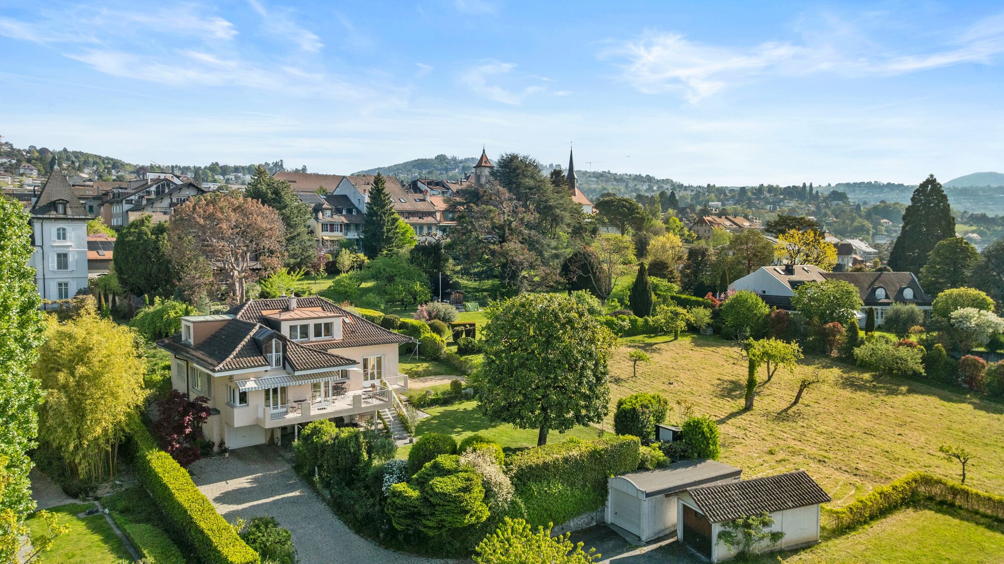 Luftaufnahme eines großzügigen Gartengrundstücks in Wohnlage