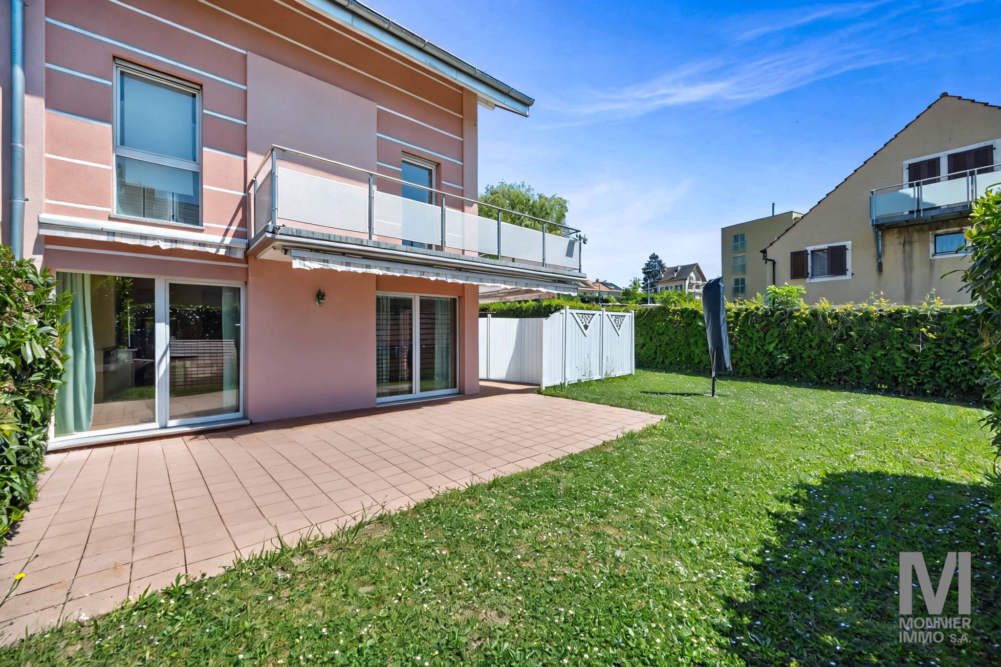 Garten mit Terrasse am Wohnhaus