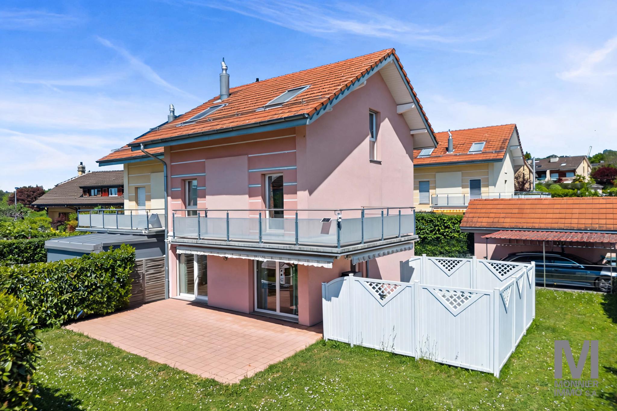 Rosafarbenes Einfamilienhaus mit Terrasse