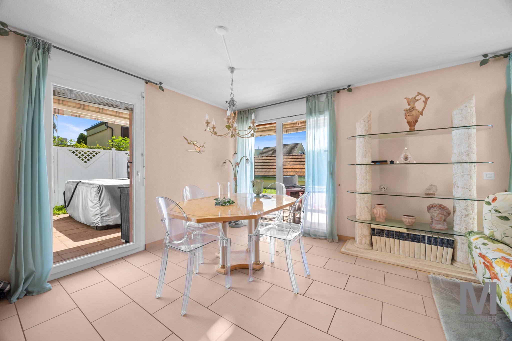Heller Essbereich mit Zugang zur Terrasse