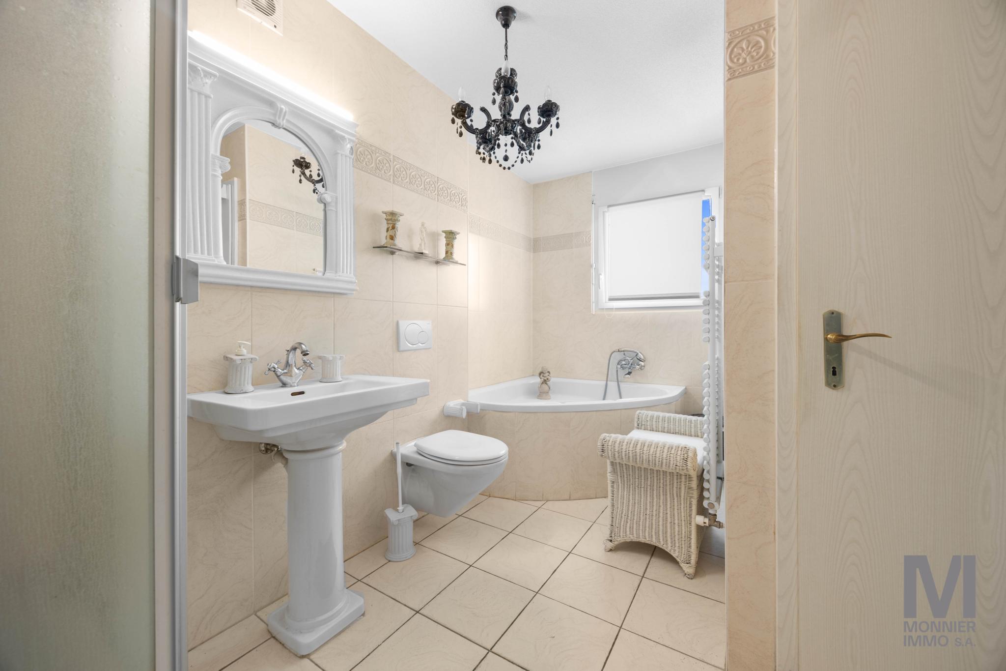 Klassisches Badezimmer mit Badewanne