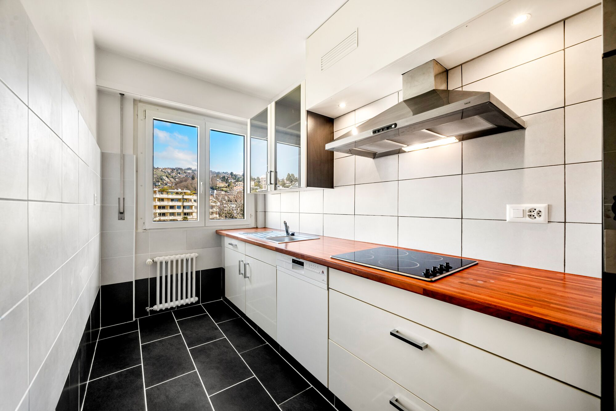 Helle, schmale Küche mit Stadtblick