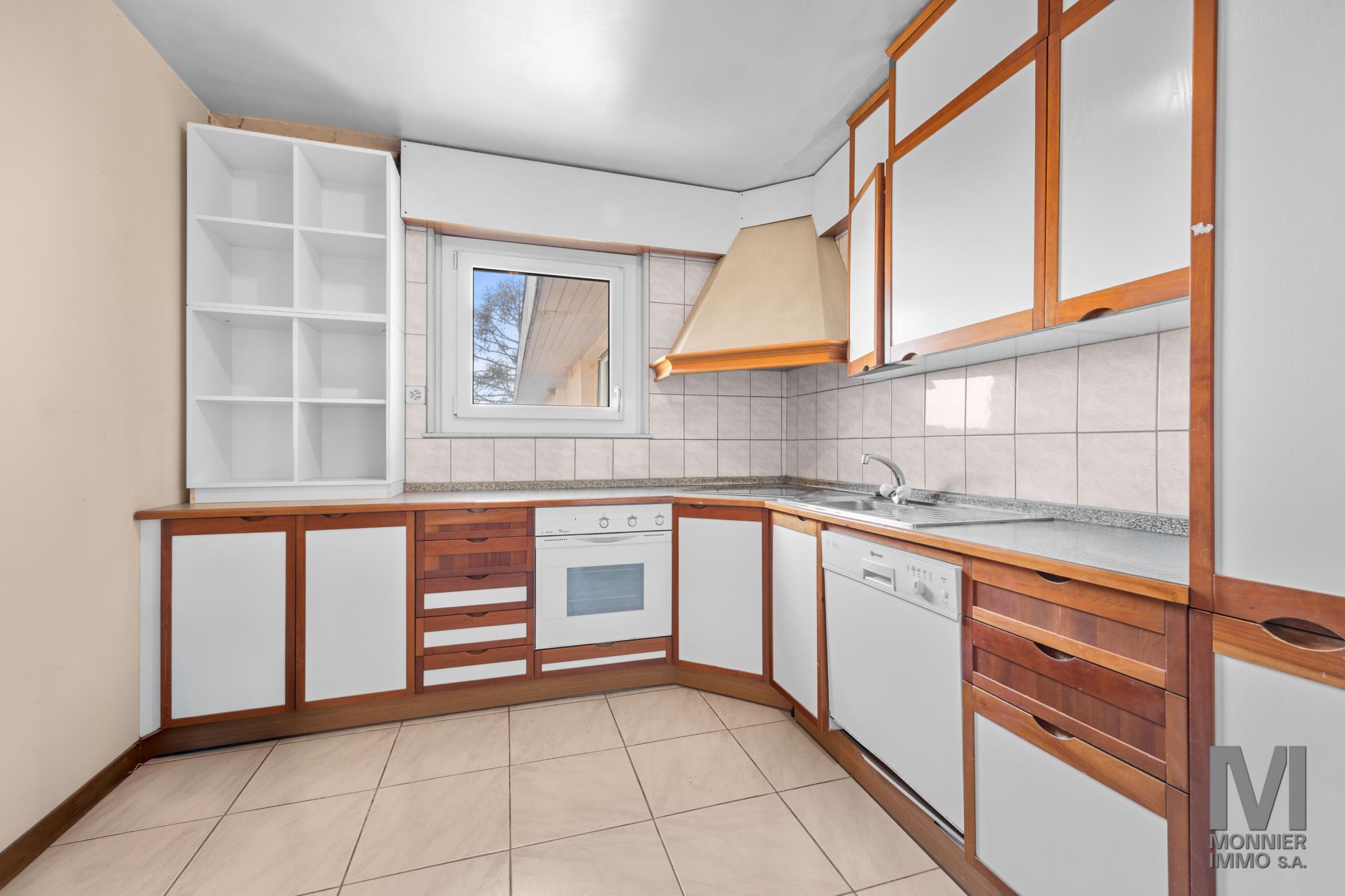 Helle Küche mit Holz-Weißeinbauten