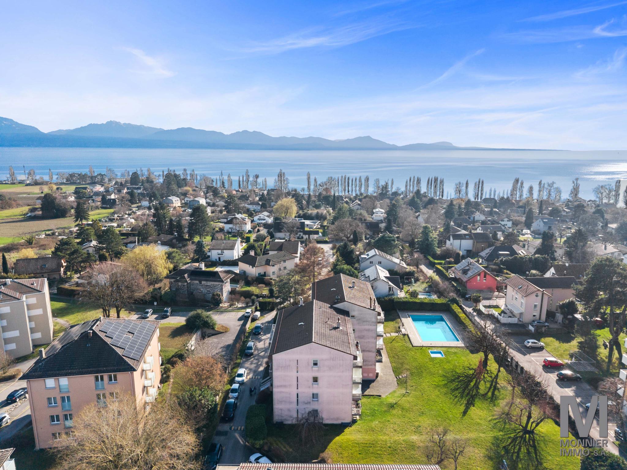 Luftaufnahme mit Seeblick
