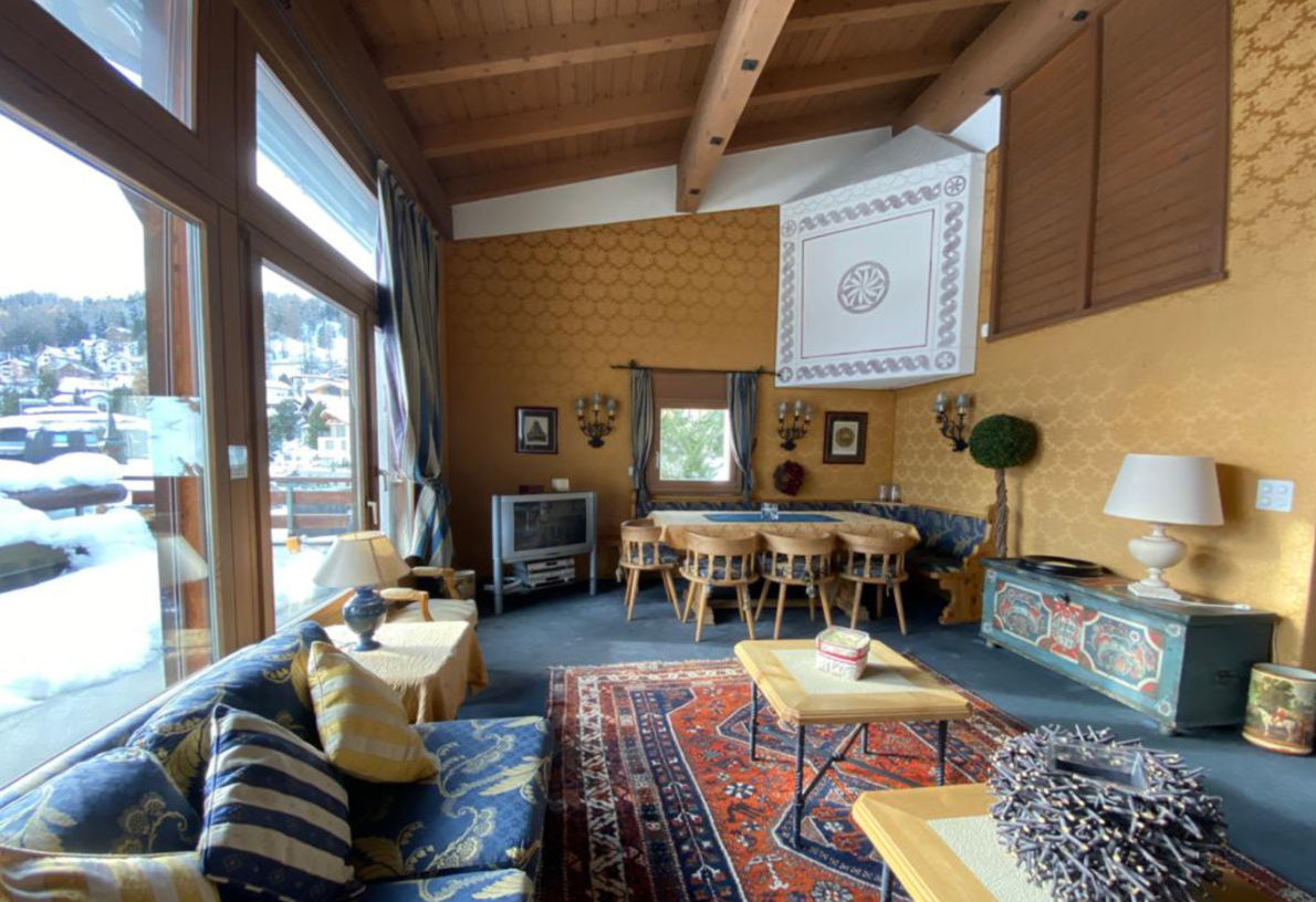 Gemütliches Wohnzimmer mit Bergblick