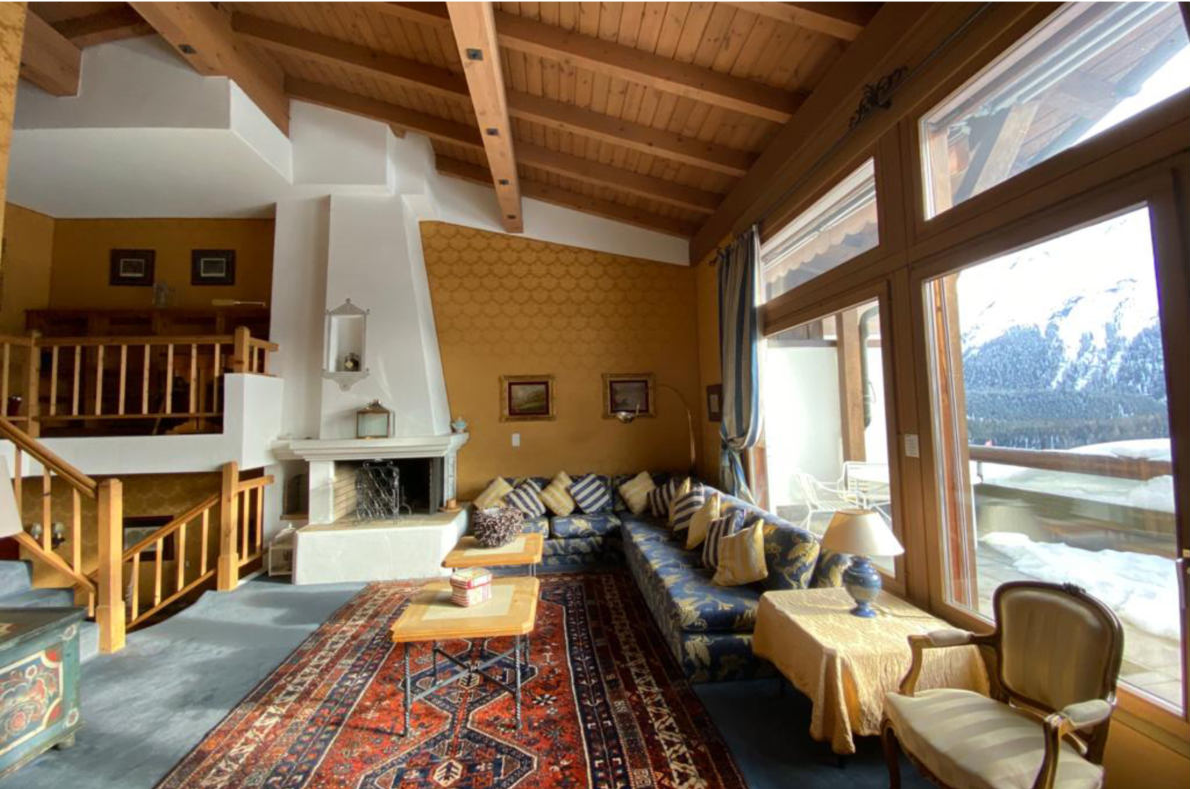 Gemütliches Wohnzimmer mit Bergblick