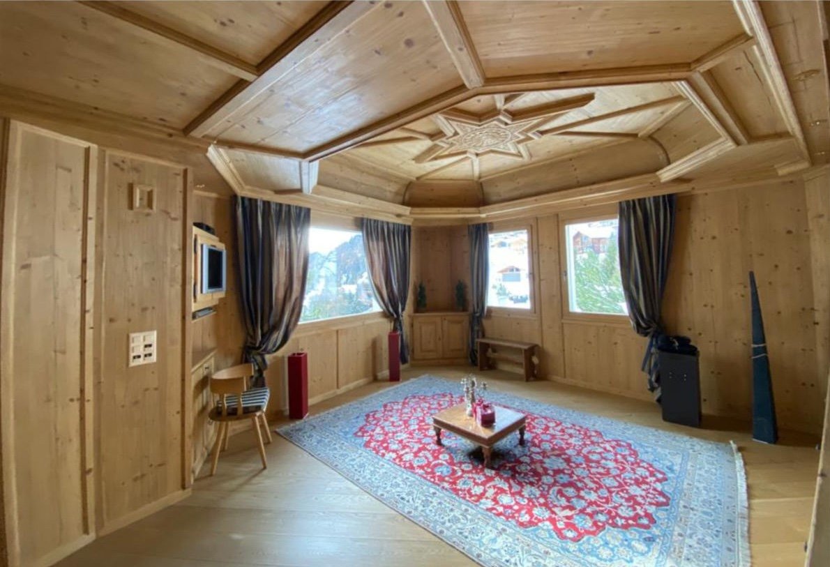 Holzverkleideter Raum mit orientalischem Teppich