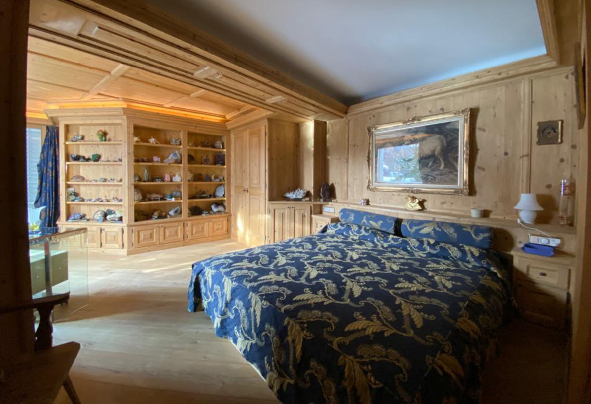 Rustikales Schlafzimmer mit Holzvertäfelung