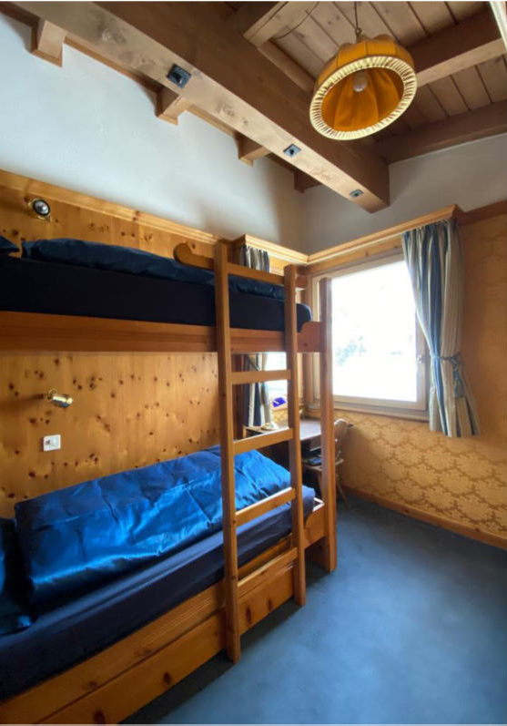 Etagenbettzimmer mit Holzverkleidung