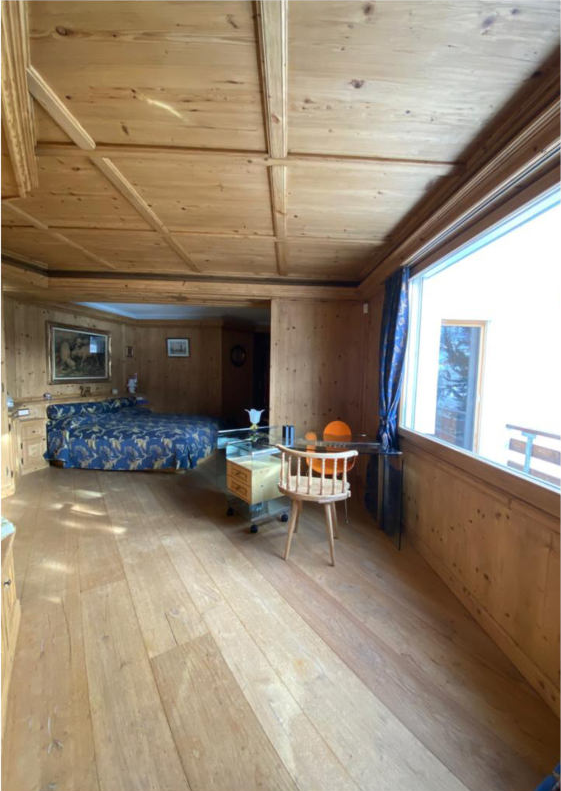 Holzvertäuschtes Schlafzimmer mit großem Fenster