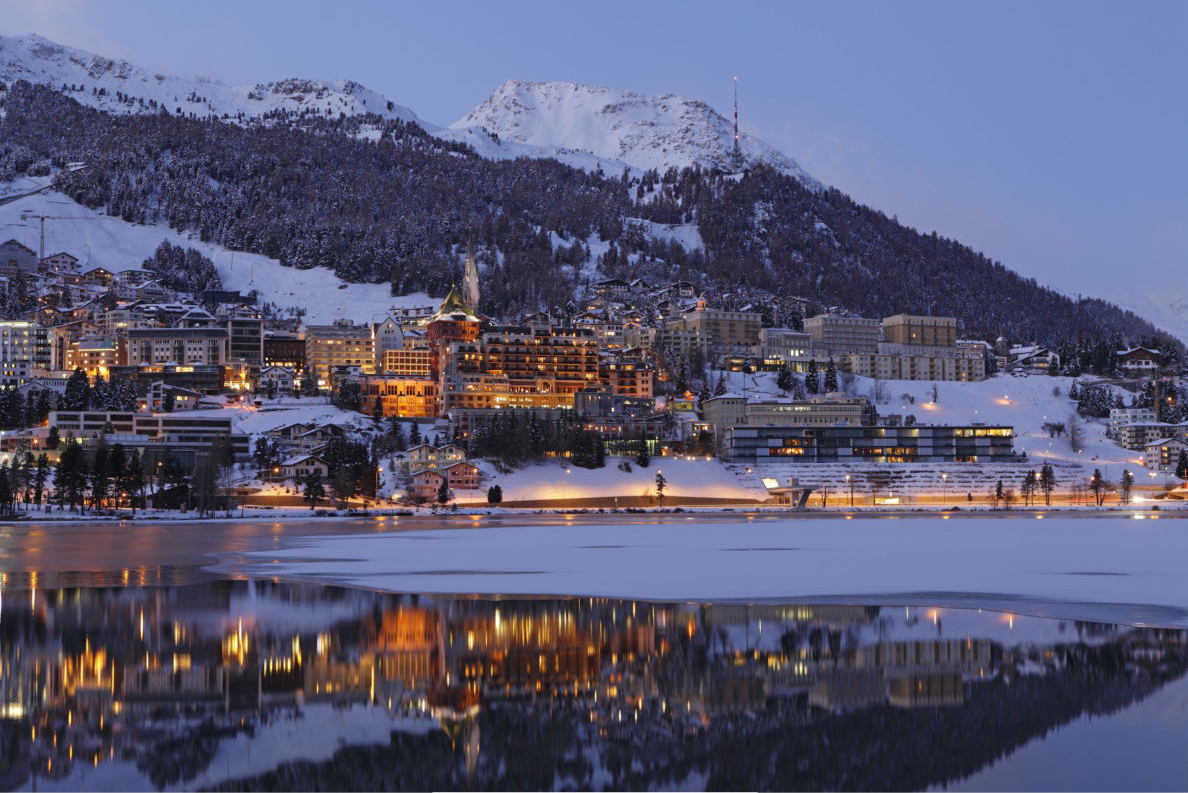 Winterliche Alpenstadt am Seeufer