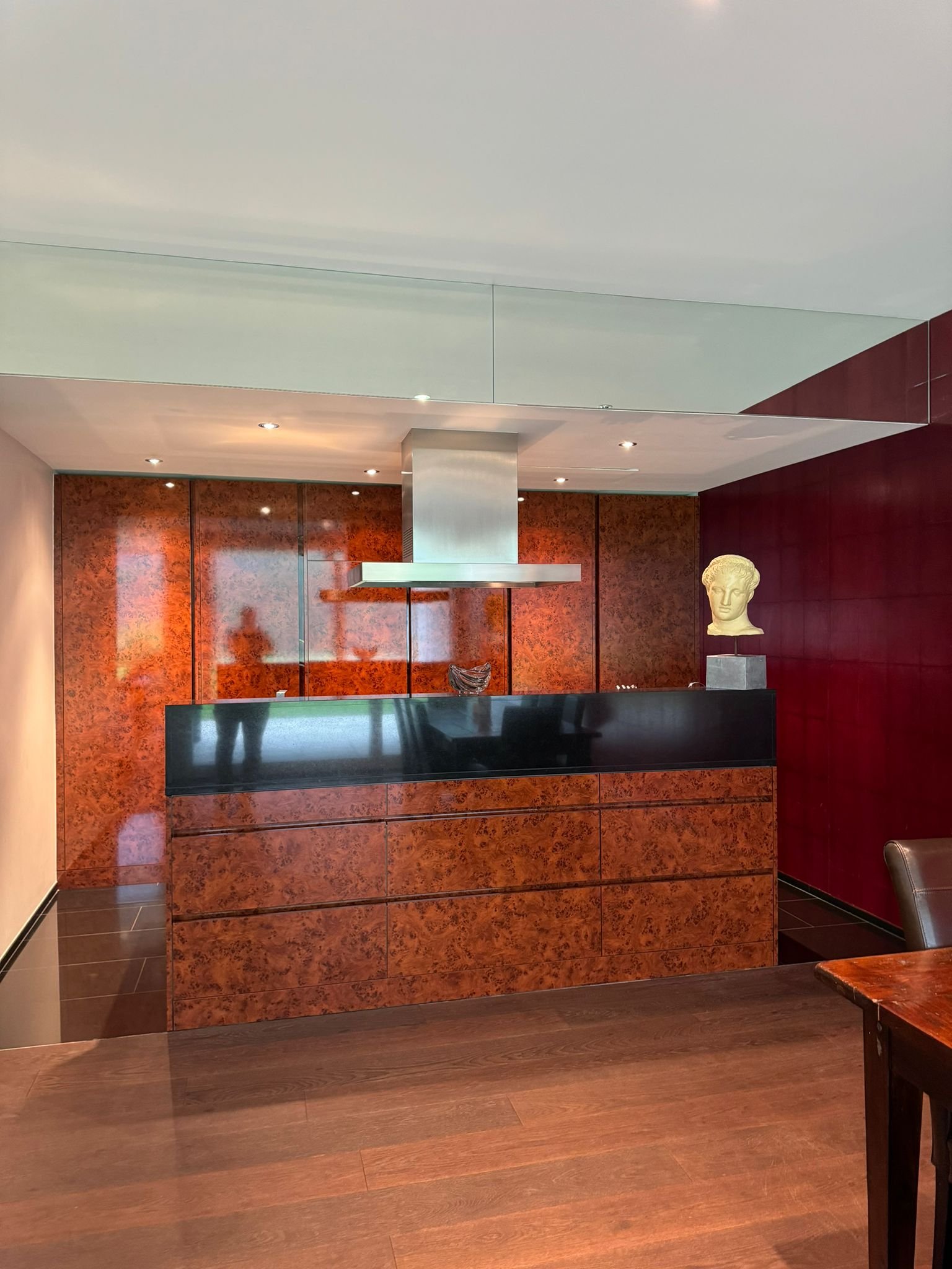 Luxuriöser Innenraum mit kunstvoller Holzoptik und Kaminbereich
