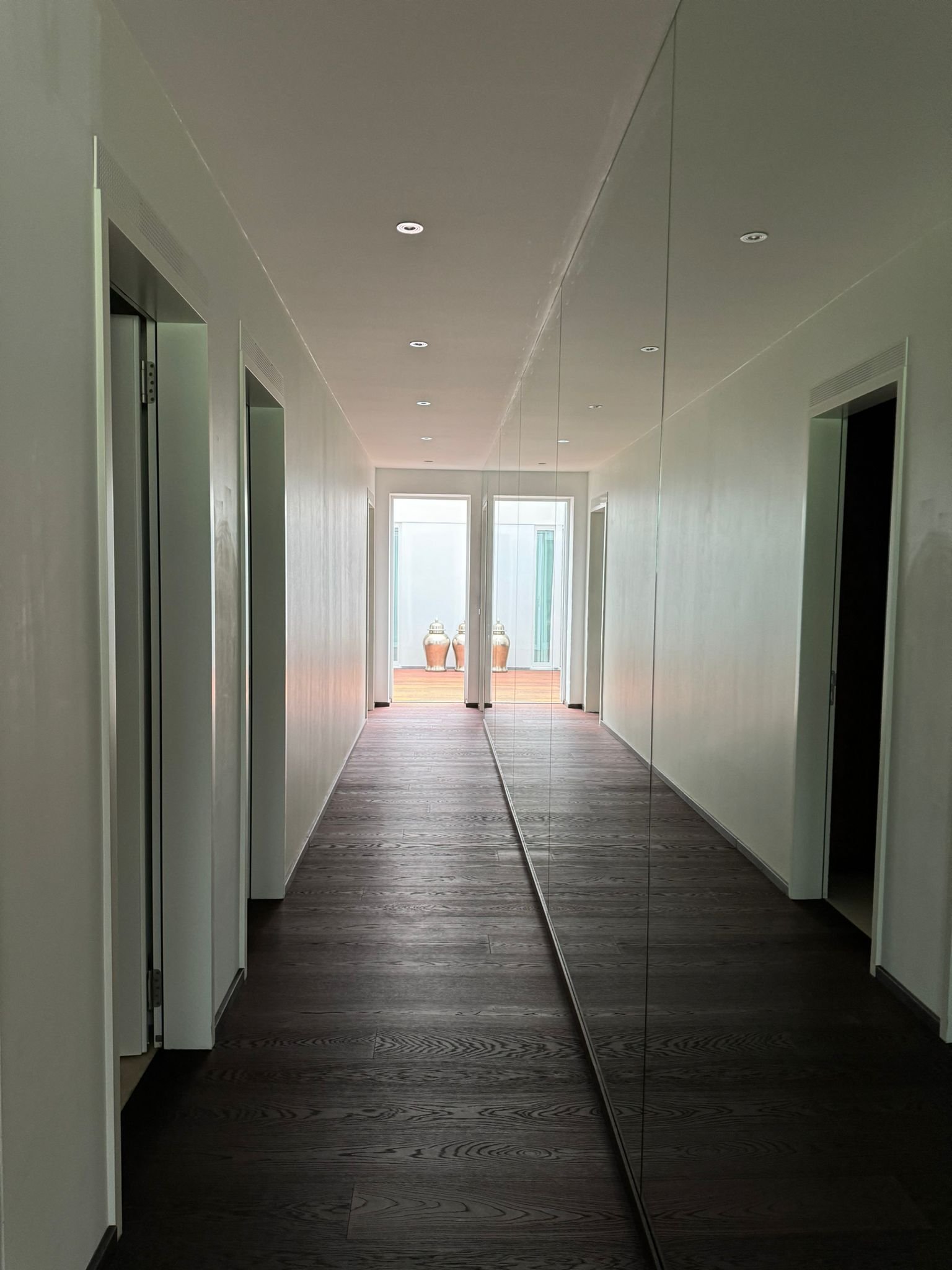 Moderner Flur mit Spiegelwand