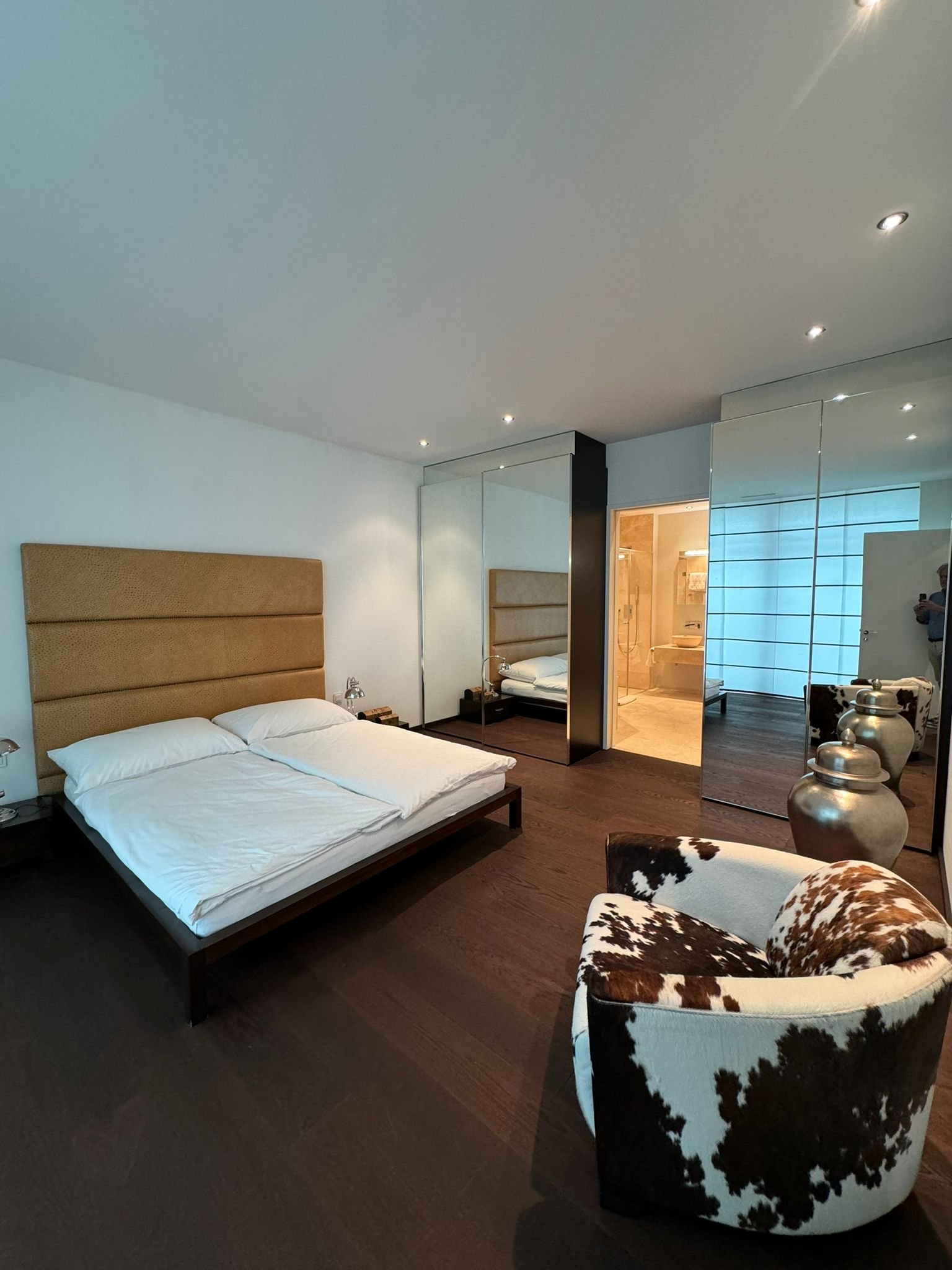Modernes Schlafzimmer mit Spiegeln
