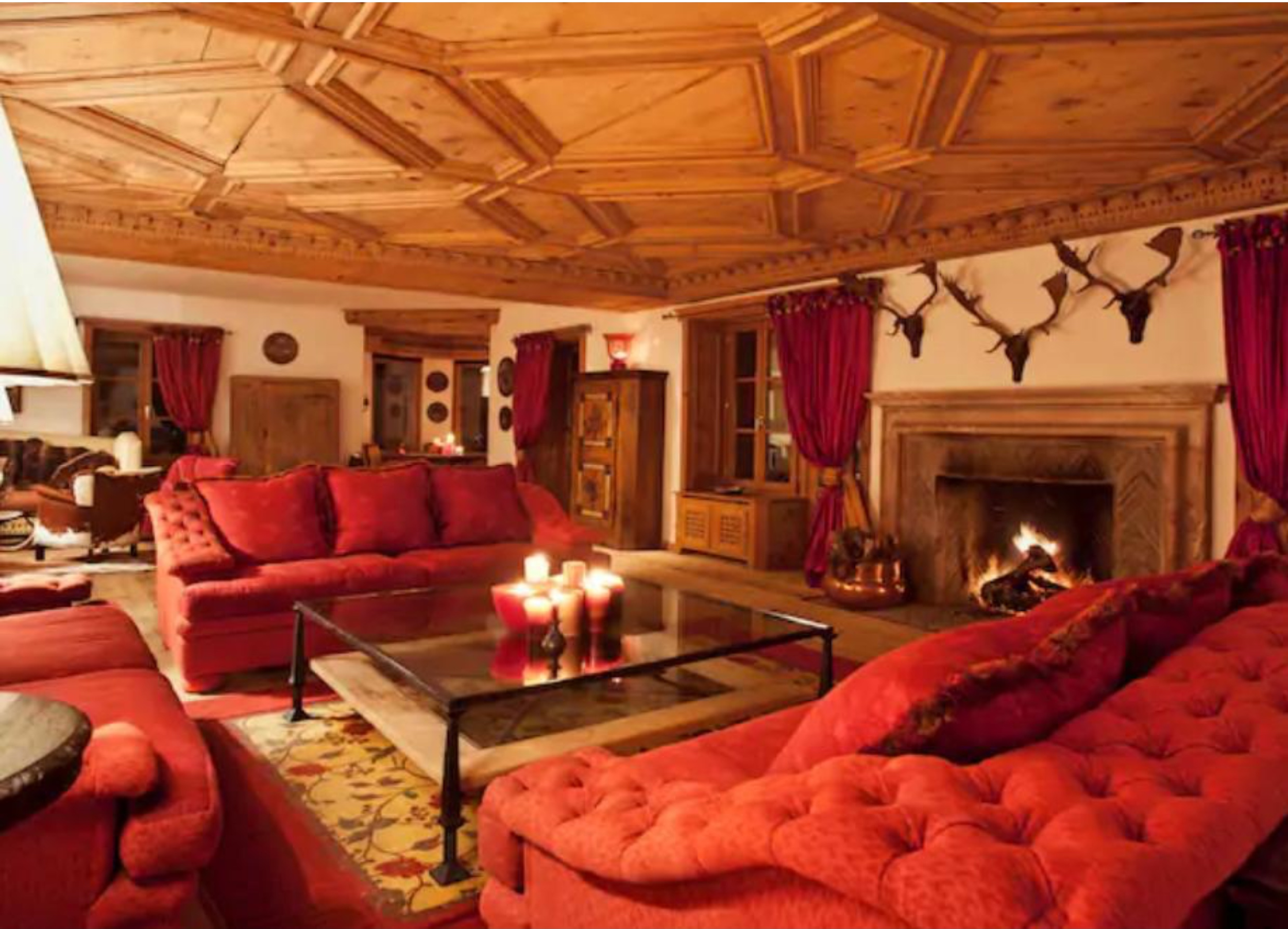 Gemütliches Chalet-Wohnzimmer mit Kamin
