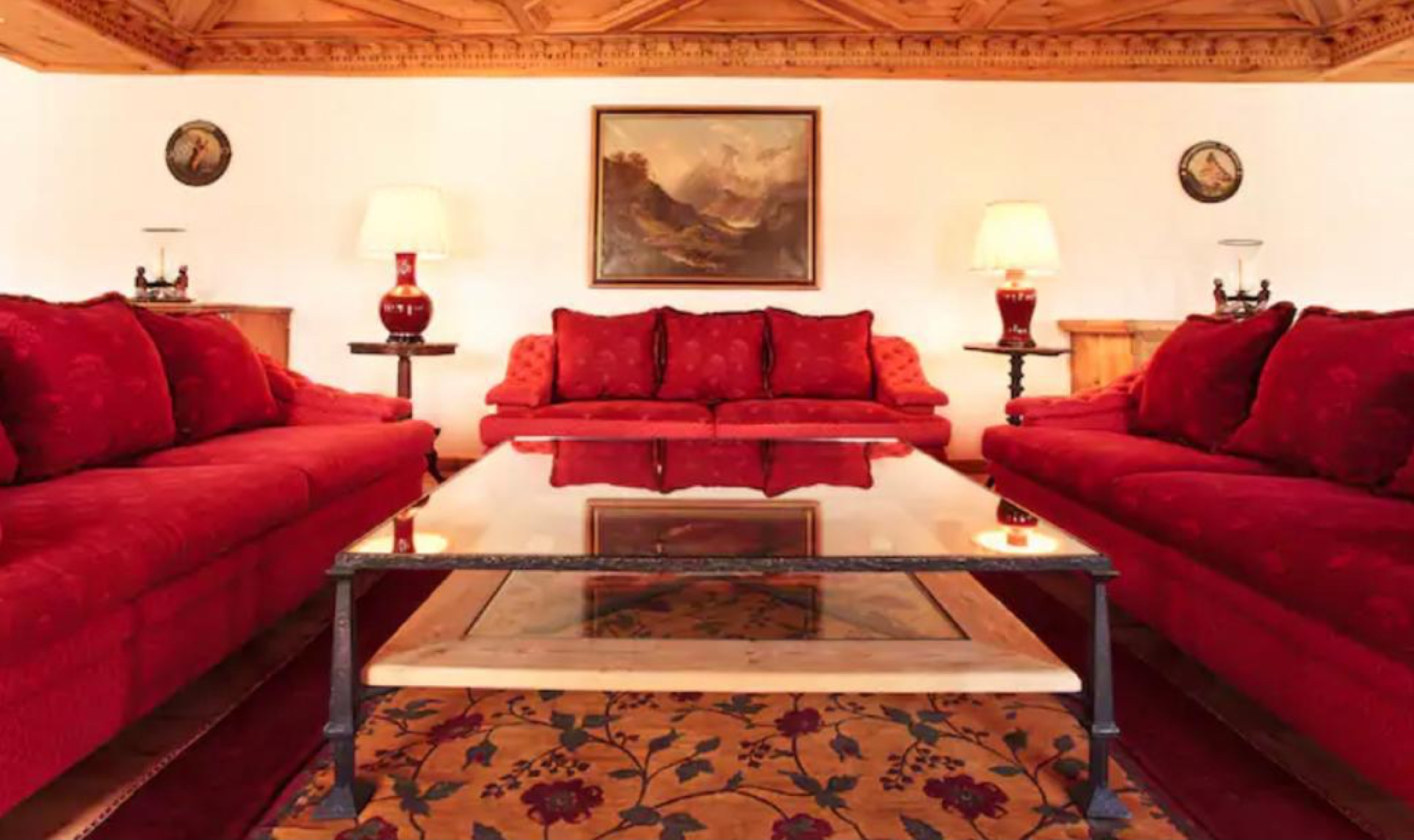 Gemütliches Wohnzimmer mit roten Sofas