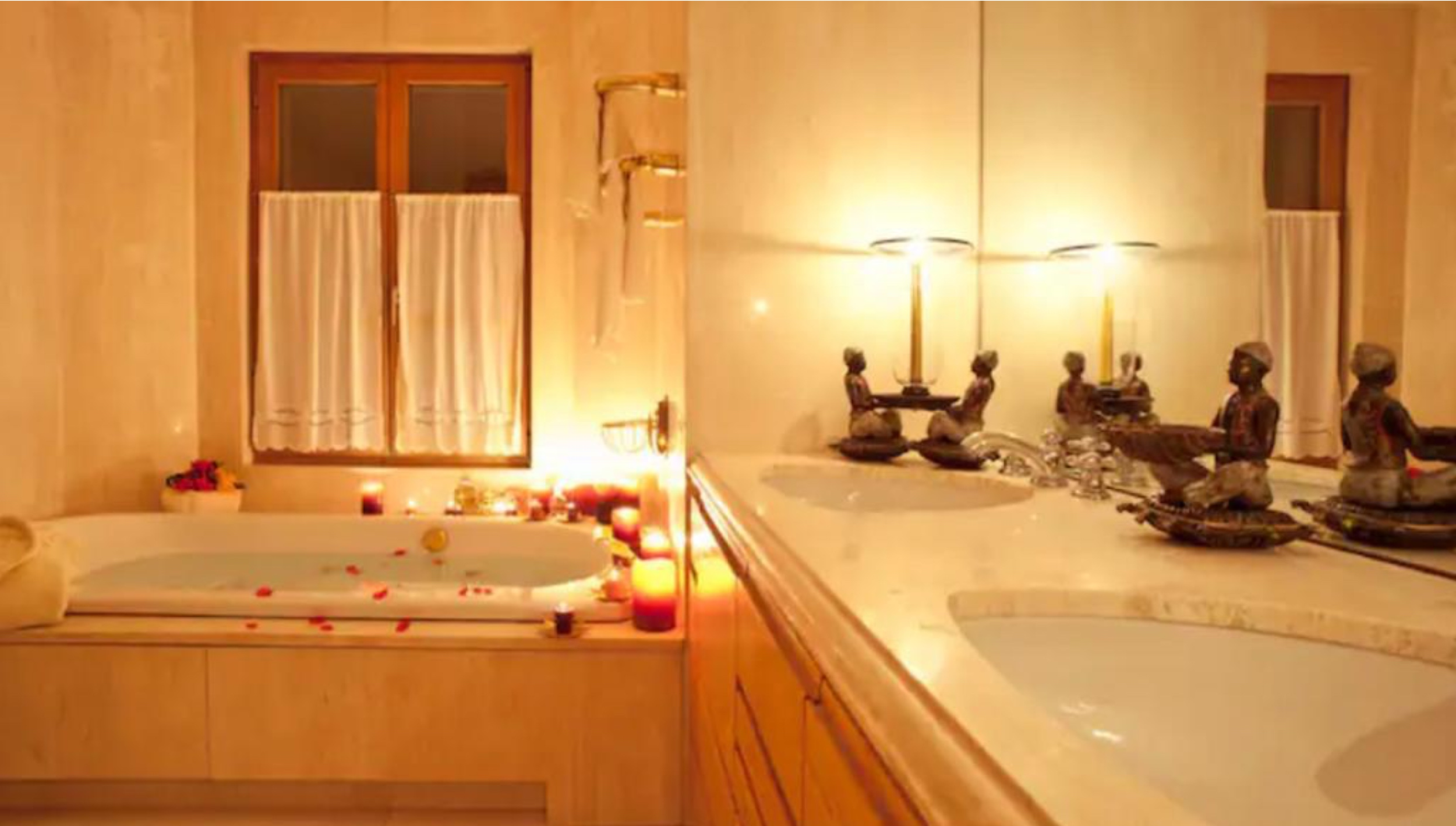 Helles Badezimmer mit Wannenbereich