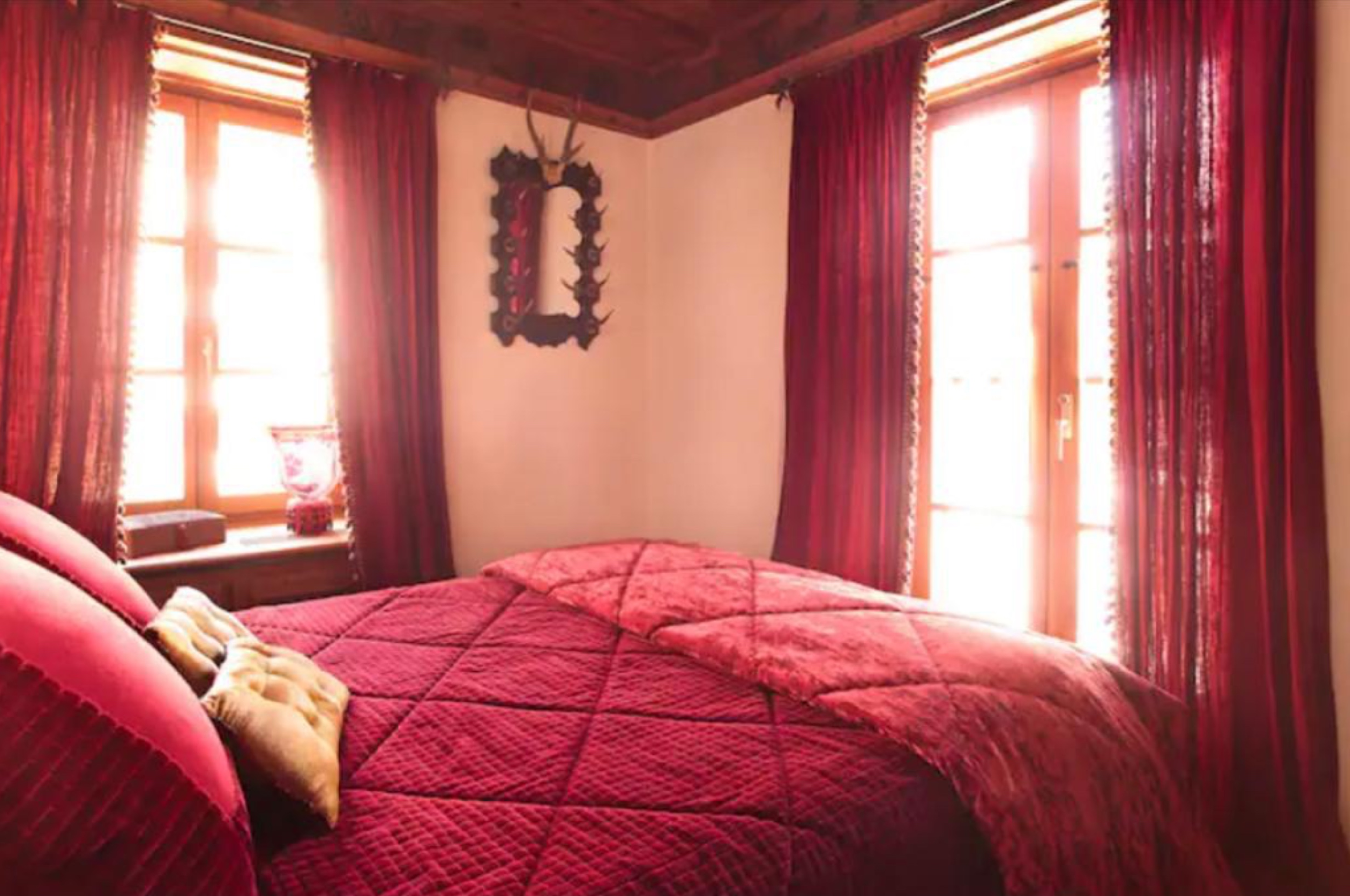 Schlafzimmer mit roter Bettwäsche
