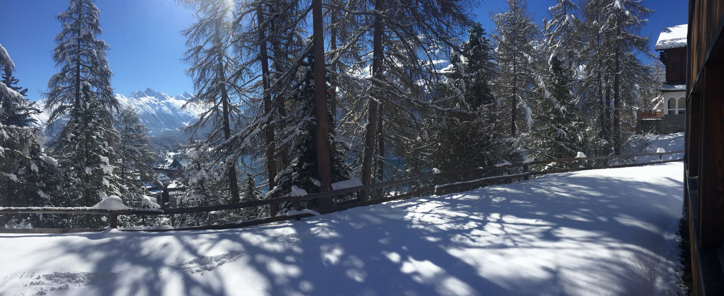 Schneebedeckte Bergterrasse mit Alpenblick