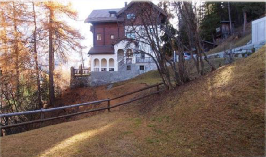 Historisches Gebäude am Hang