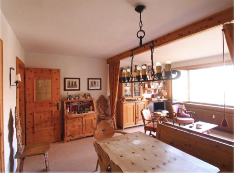 Gemütliches Wohn-Esszimmer mit viel Holz