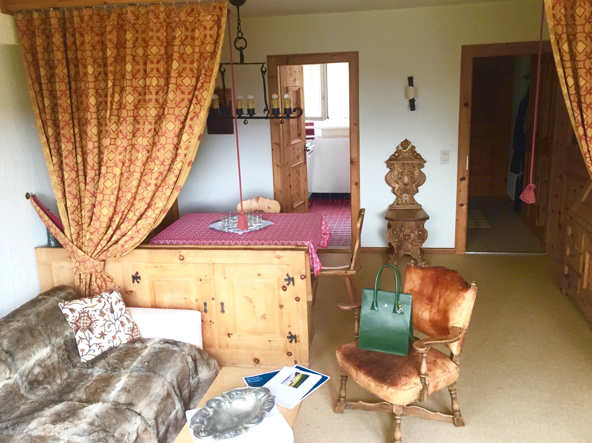 Rustikales Schlafzimmer mit Vorhangbett und antiken Holzmöbeln