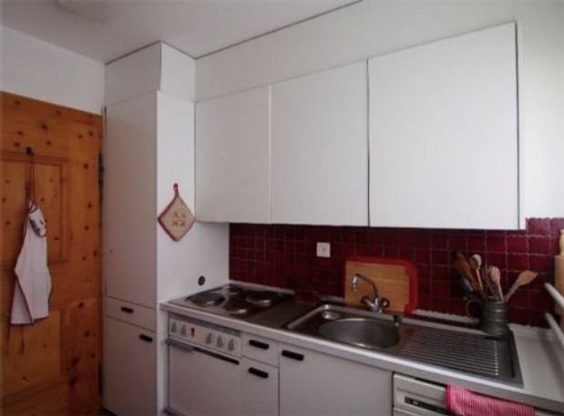 Kleine Küche mit Holzdekor und weißen Fronten