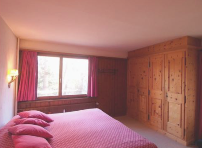 Schlafzimmer mit Holzschrankwand