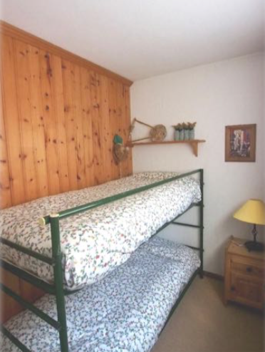 Etagenbett im kleinen Schlafzimmer