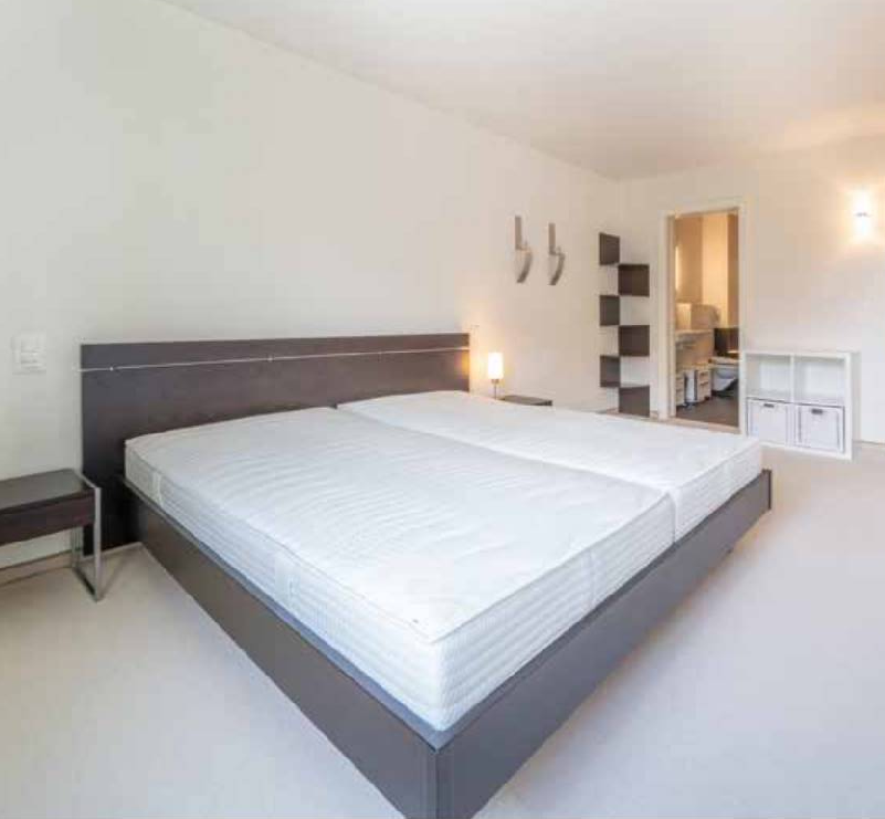 Helles Schlafzimmer mit Doppelbett