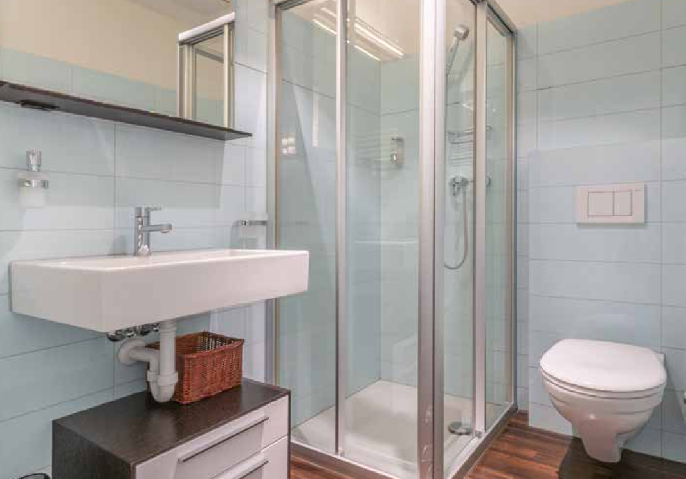 Modernes Badezimmer mit Dusche und wandhängendem WC