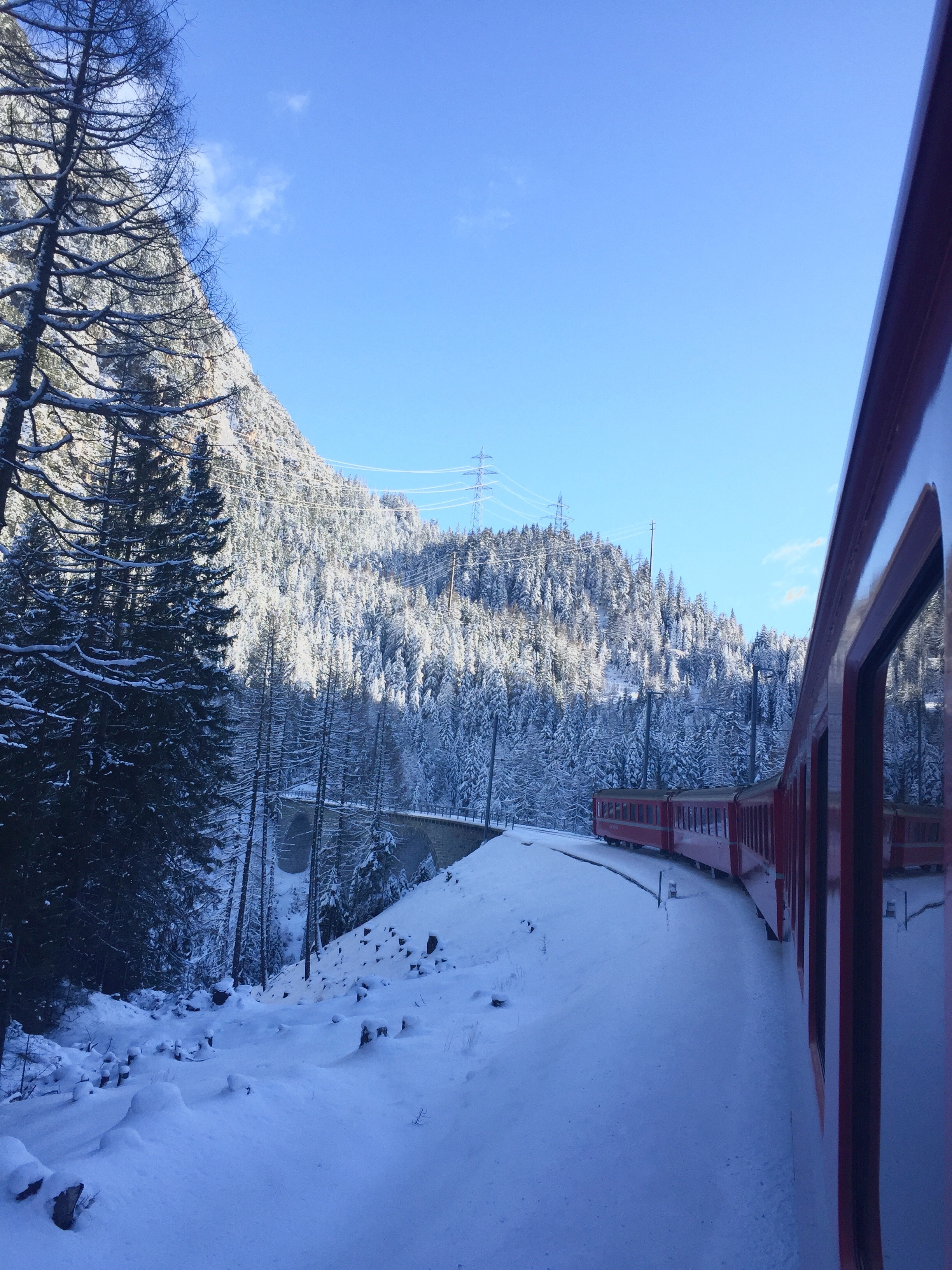 Winterliche Zugfahrt im Gebirge