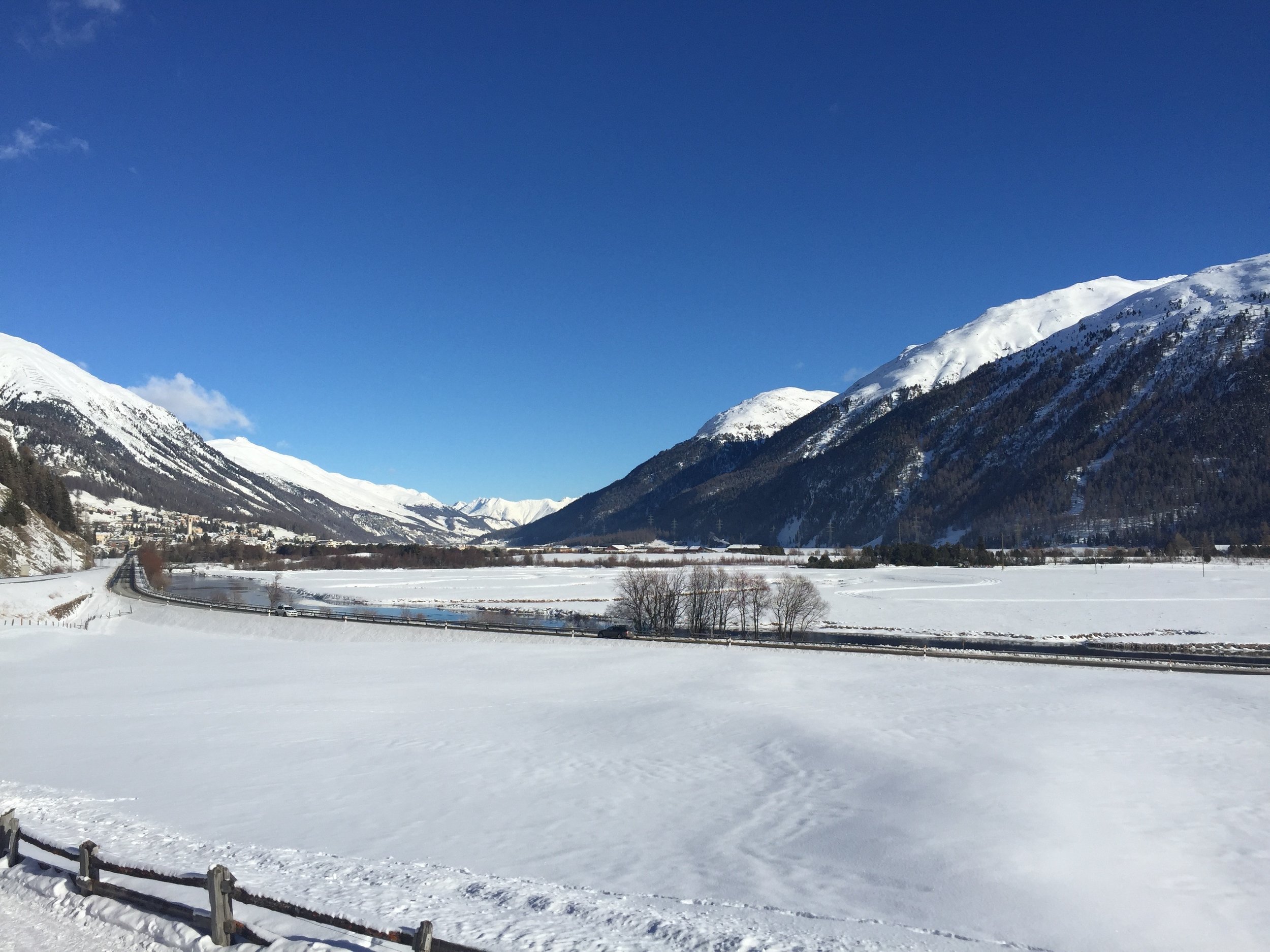 Alpenpanorama mit verschneitem Tal