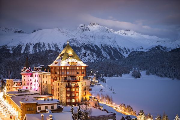 Winterliches Hotelresort in den Alpen bei Nacht
