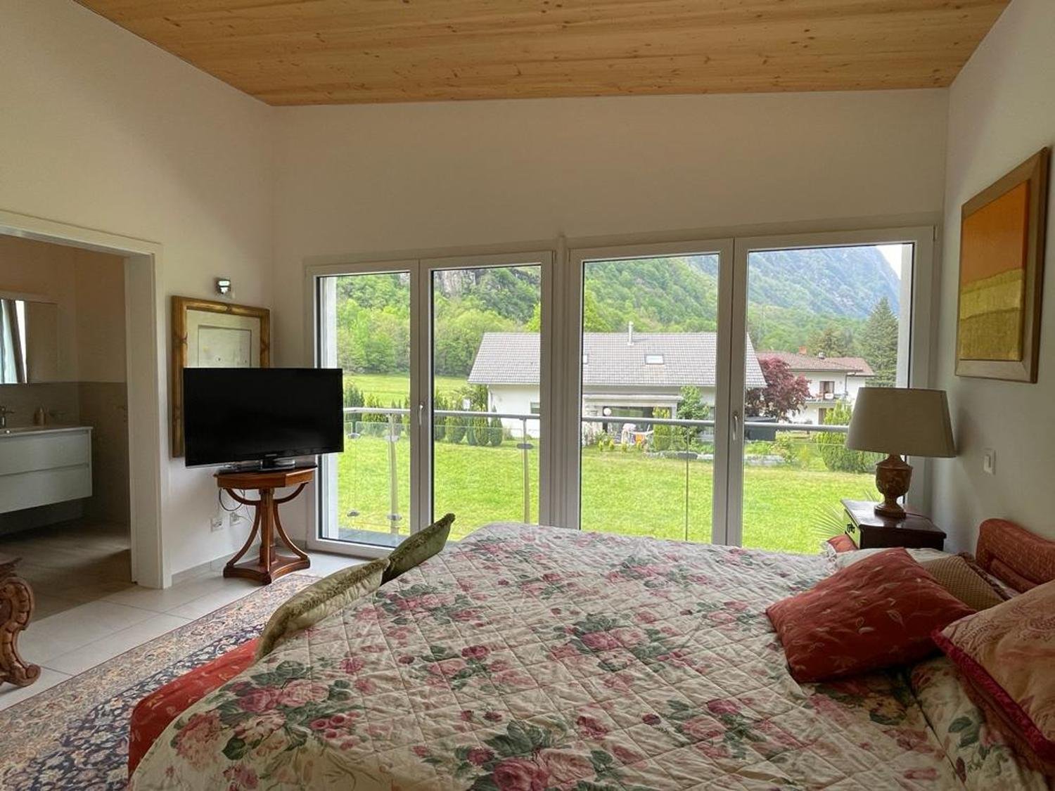 Schlafzimmer mit Bergblick und Balkon